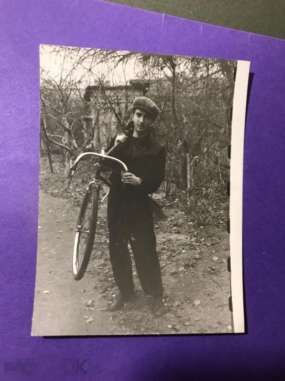 аф11-59г 1957    Юноша в кепке с велосипедом Бежица Брянск  Велосипед     ъ 