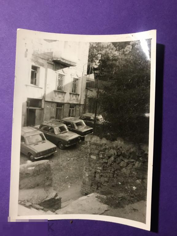 фк95г  Автомобили двор балкон  дом № 6   решетки Госномер ГА   Грузия ?   ъ 