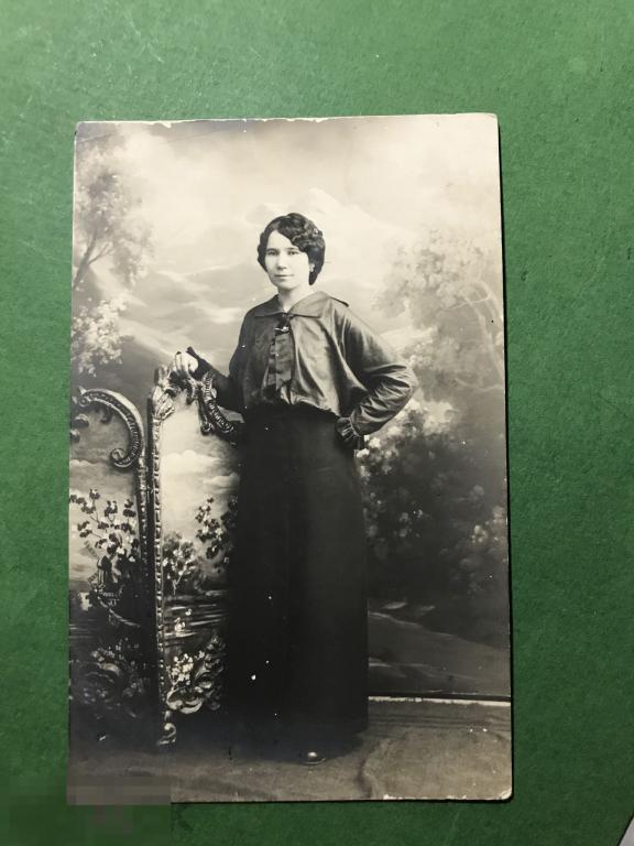 ог369 Фото Девушка возле ширмы  Брошь серьги кольцо блуза мельница лебеди ххх 