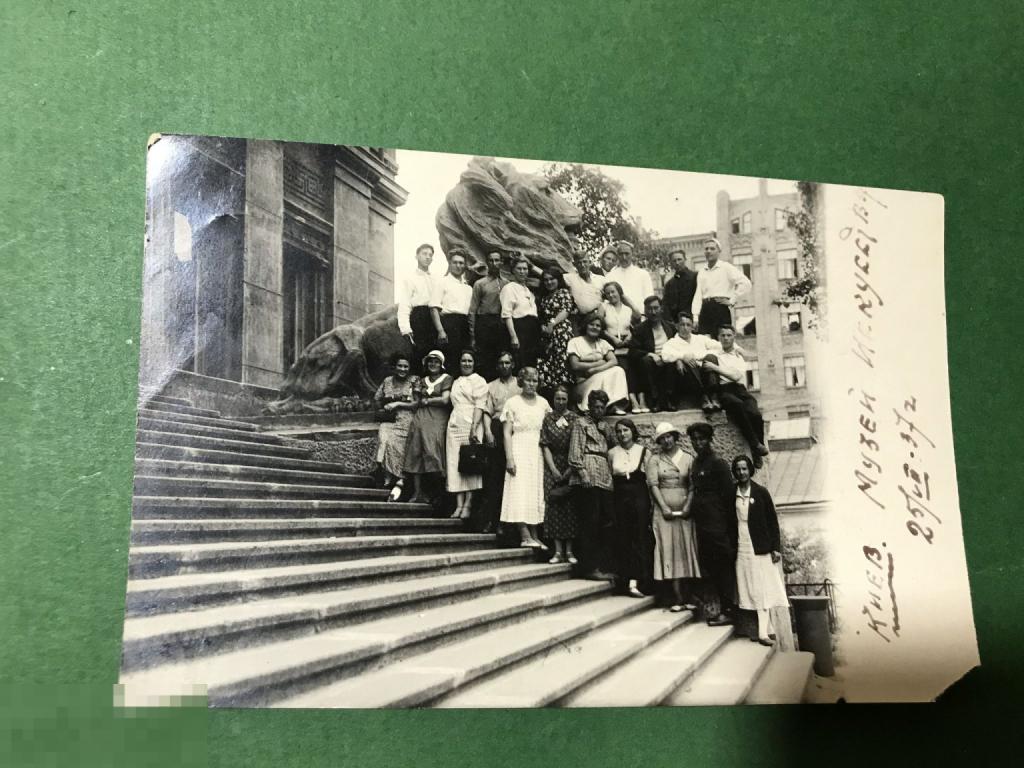 аф83м 1937 Киев Музей искусства  Коллективное на ступенях  возле льва Лев    ххх 