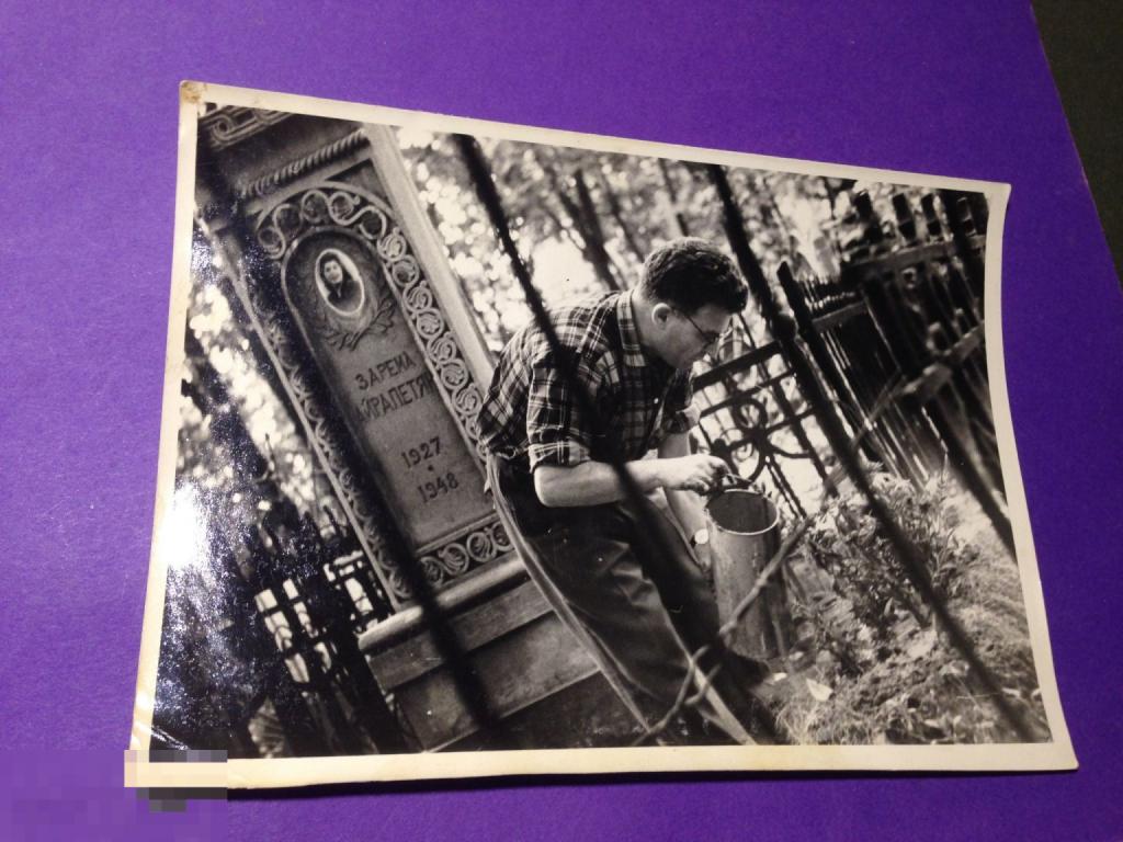 фк55м   Мужчина возле могилы на кладбище памятник    ххх 