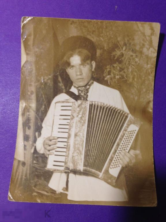 аф5-27г  Юноша с аккордеоном  чубчик    ххх