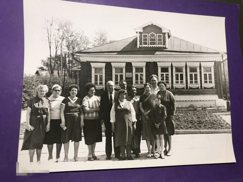 кр3г  1988  Группа туристов Деревня Кашино Дом резные наличники Волоколамск ъ 