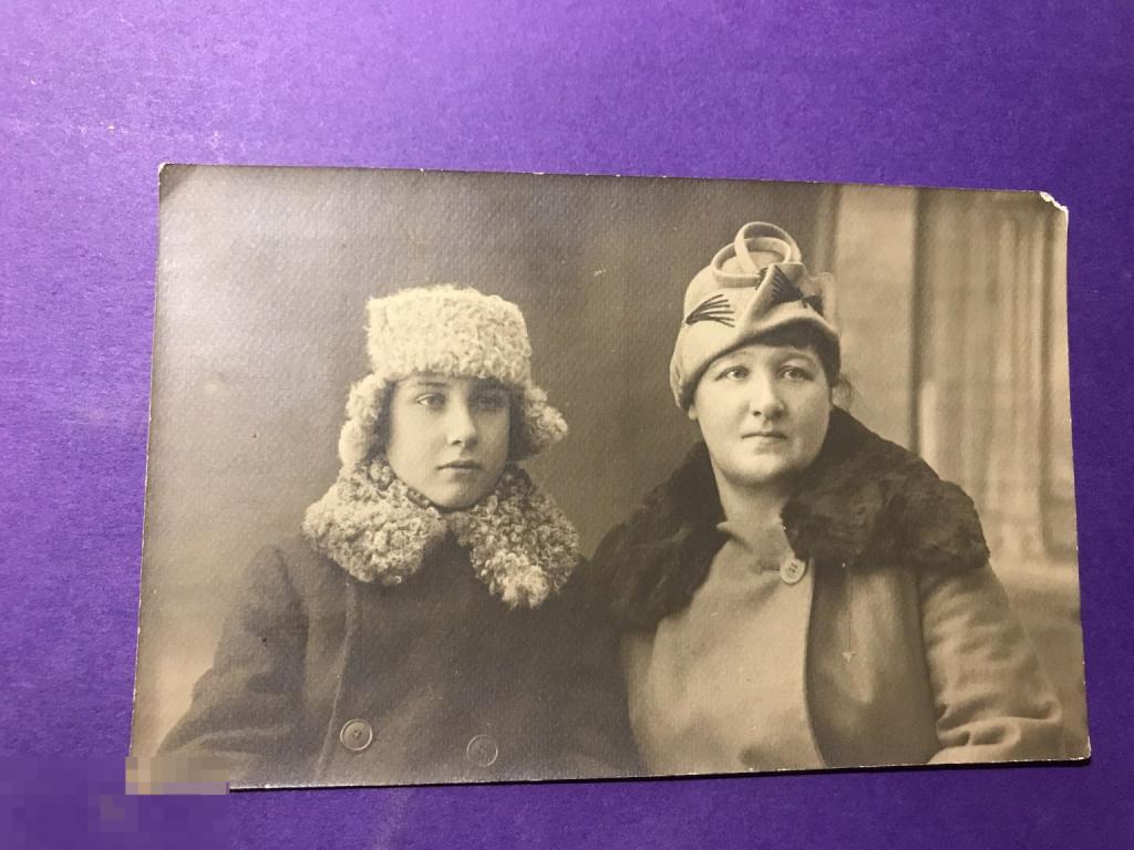 аф10-101г  Женщина и девочка ?  в пальто Каракуль  Шляпа   ъ 