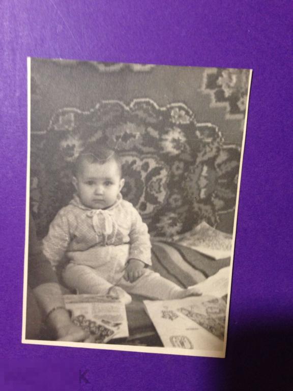 аф6-7м 1971  Малышка на фоне  ковра Ялта Крым Дети   ххх 