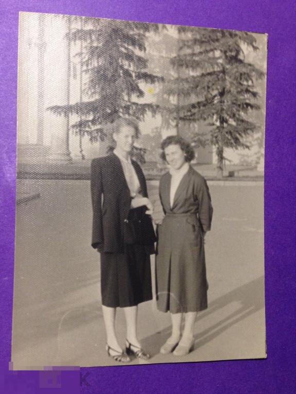 аф7-26г Две женщины  елки колонны  обувь ххх 