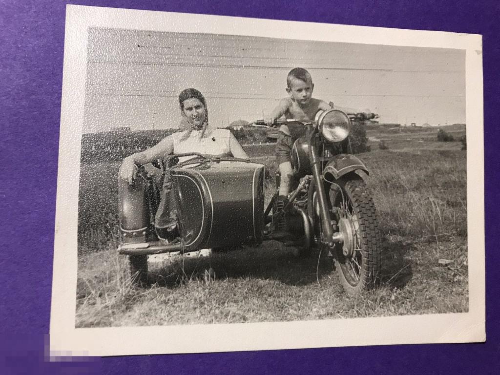 аф10-55г Женщина и мальчик на мотоцикле мотоцикл с коляской ъ 