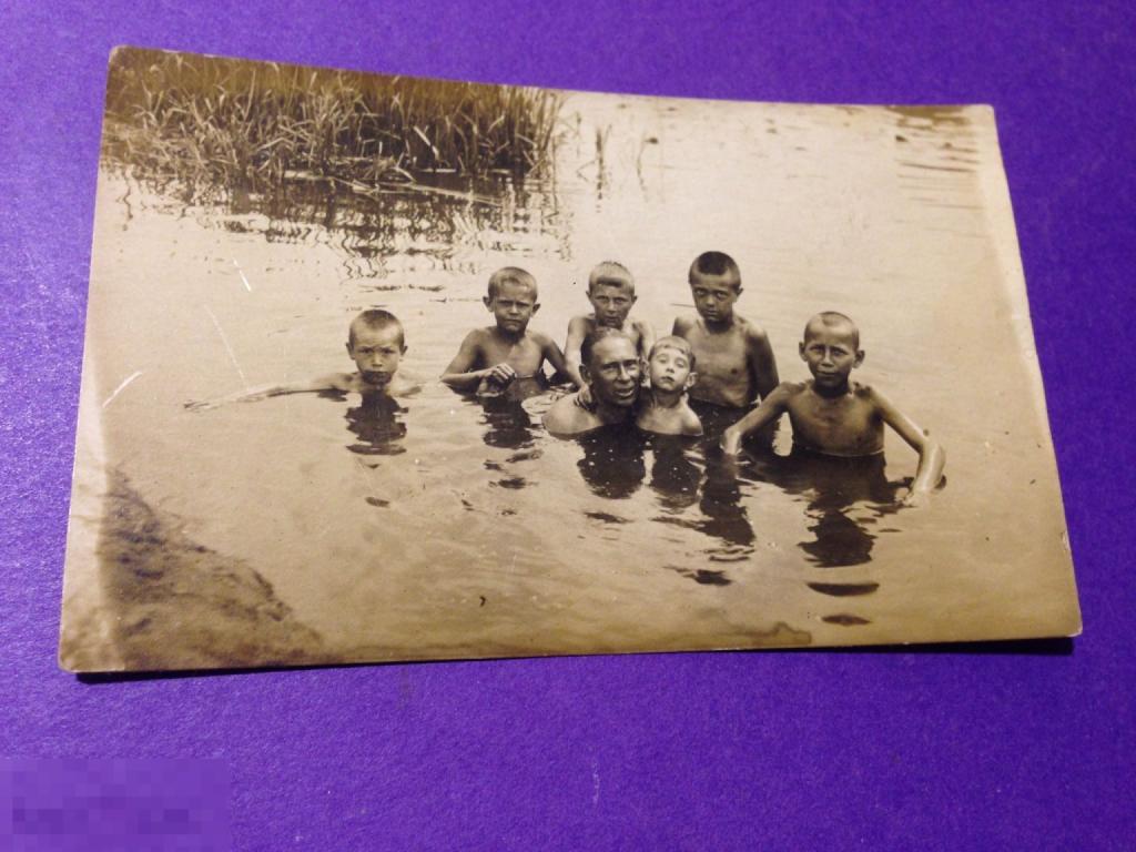 кф3а15г Мальчики с мужчиной в водоеме     ххх 