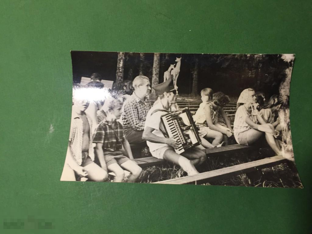 ф527м  Пионерский лагерь ? Аккордеон пилотка Дети  Скульптура очки    ххххх 