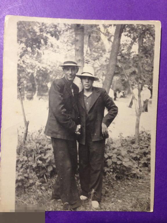 кфа2м   Юноши в шляпах держатся за руки  ххх 