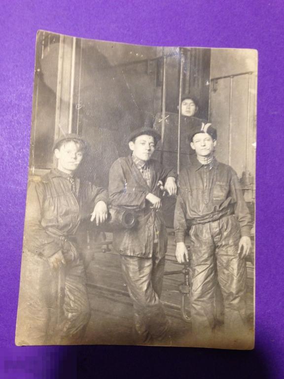 фк12г  Юноши  в рабочей одежде с папиросками      ххх 