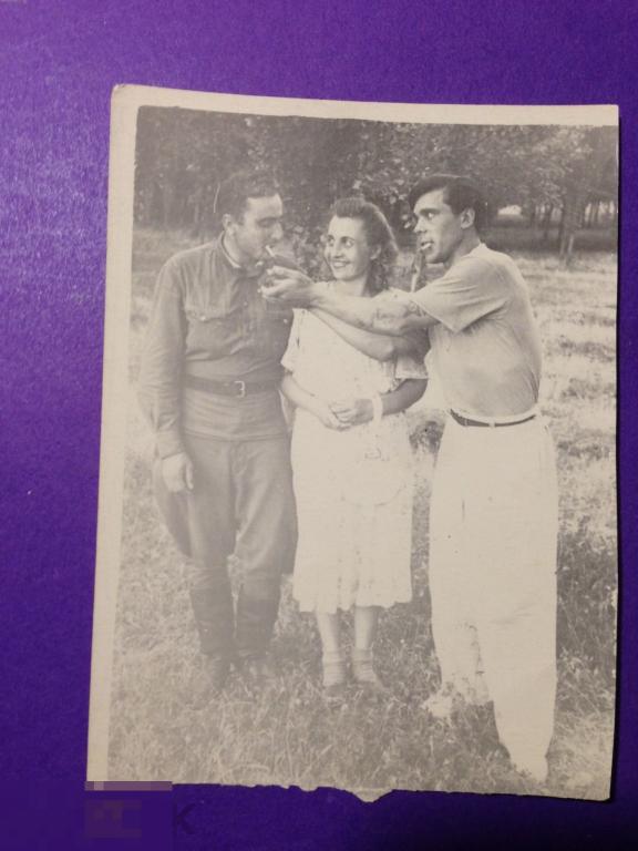 кфа7м  Женщина и двое мужчин Прикуривают Военнослужащий   хххх 