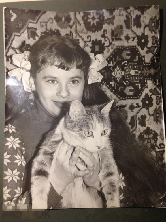 кр2г    Девочка с кошкой  ковер  большое фото   ъ 