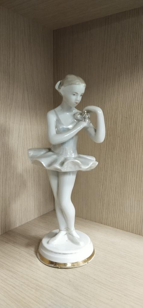 Фигурка " Балерина ". СССР. Вербилки . Фарфор.