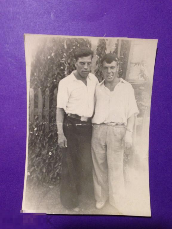 кфа14м Двое молодых людей стоят в обнимку Папироса курит    хххх 