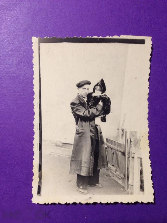 кфа11м  Мужчина с ребенком на руках Кожаное пальто Плюшевая шубка     хххх 