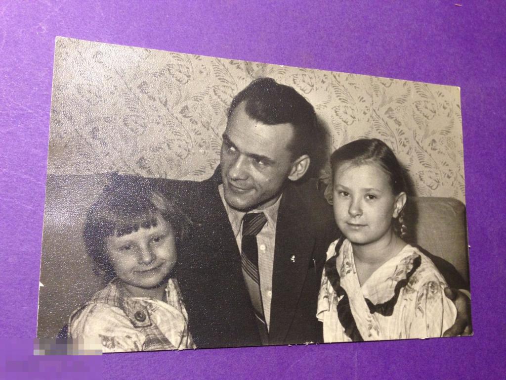 аф4-67м Мужчина с детьми на диване Девочки знак   ххх