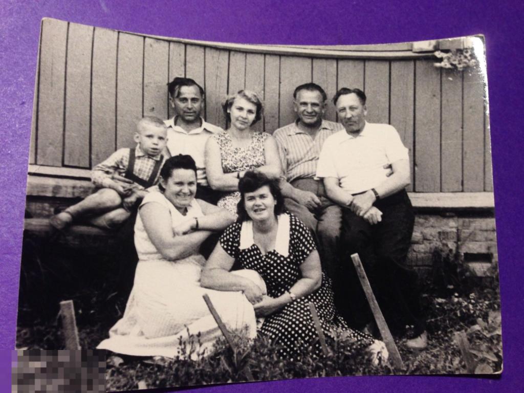 кфа13м  Семейное  возле дома Платье в горошек Мальчик         хххх 