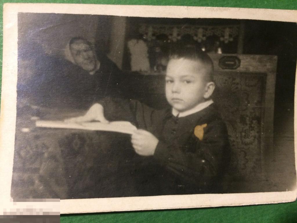 фк-6г Дети мальчик за столом сидит     ххххх 