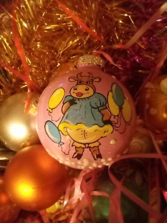 Елочная игрушка Шар с коровой.