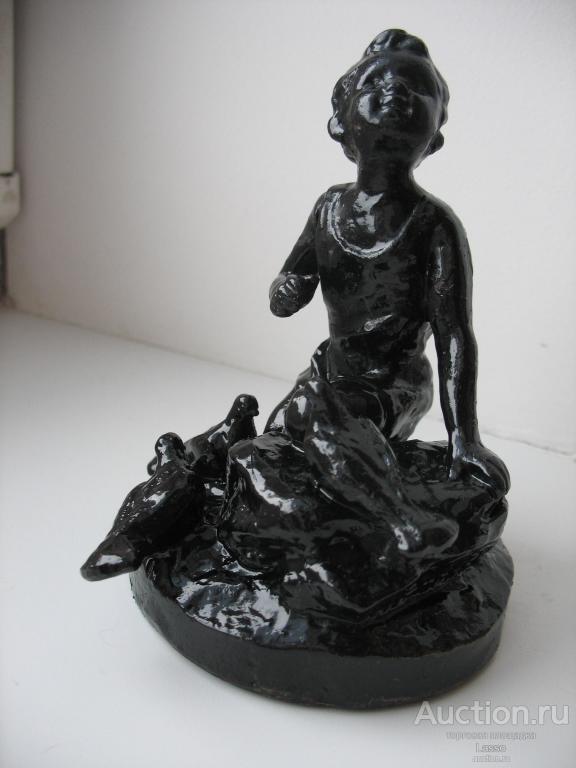 Фигурка .Мальчик с голубями .Литье