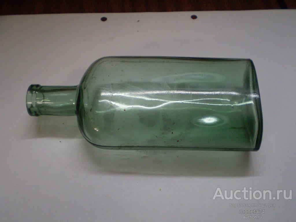 Стеклянная старинная бутылка. Высота 15,2 см.