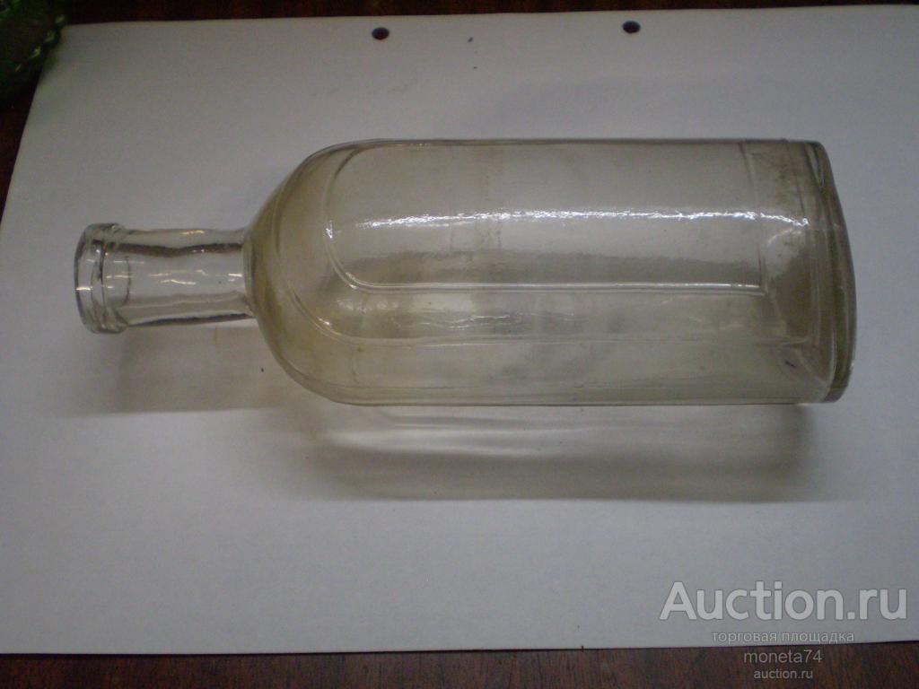 Стеклянная старинная бутылка. Высота 18,1 см. Буквы С.Г. и цифра 10.