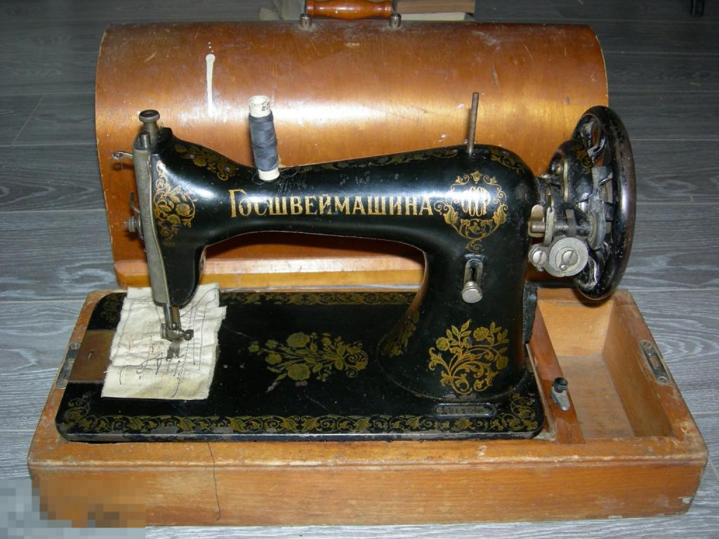 СТАРИННАЯ ШВЕЙНАЯ МАШИНКА СССР ГОСШВЕЙМАШИНА В СУНДУКЕ В КОЛЛЕКЦИЮ 