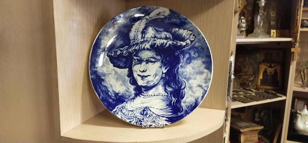 Тарелка настенная " Дама в шляпе ". Дельф. Европа.