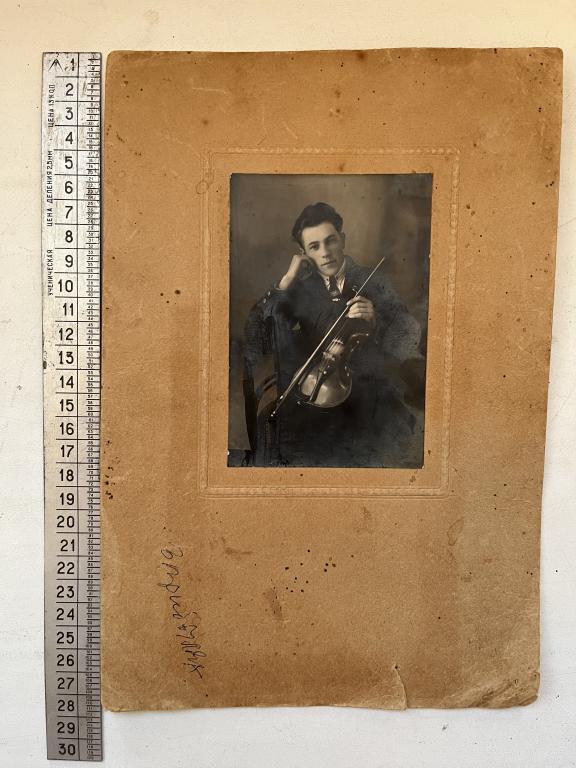 Фотография Парень со скрипкой. 1928 год.