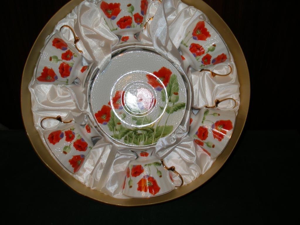 Сервиз  фарфоровый "Маки" на 6 персон.Китай.