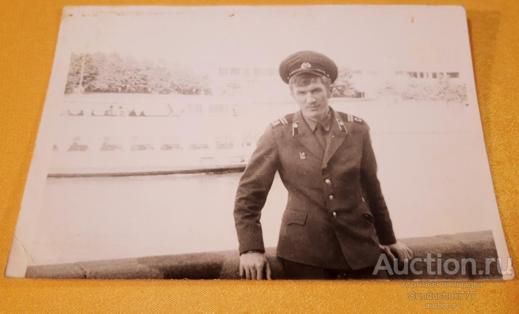 Военный. Солдат в форме, погоны, фуражка. Уличное фото. Советская Армия. Фото 10 х 14,5 см.