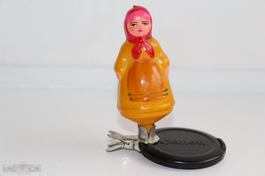 Ёлочная игрушка Девушка в платочке 