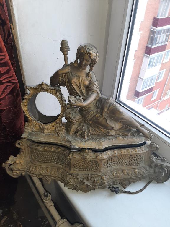 Старинные часы лампа скульптура , бронзированный шпиатр .