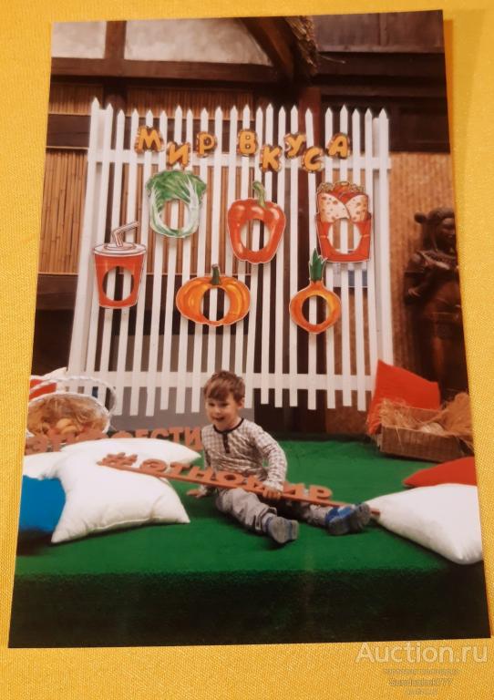 Ребёнок. Мальчик в торговом центре. Дети Цветное фото 10 х 15 см.