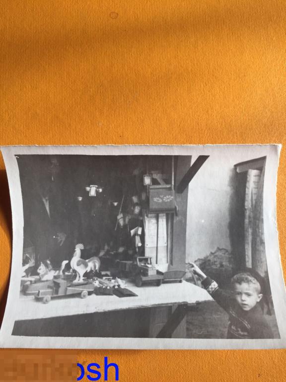 ФОТОГРАФИЯ СССР МАЛЬЧИК У КИОСКА С ДЕТСКИМИ ИГРУШКАМИ  дети 1в 