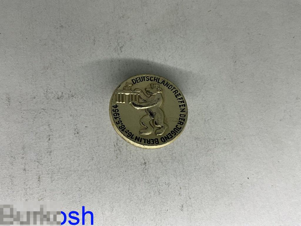 ЗНАЧОК ГЕРБ BERLIN DDR ГДР БЕРЛИН 1964 МЕДВЕДЬ БРАНДЕНБУРГСКИЕ ВОРОТА 