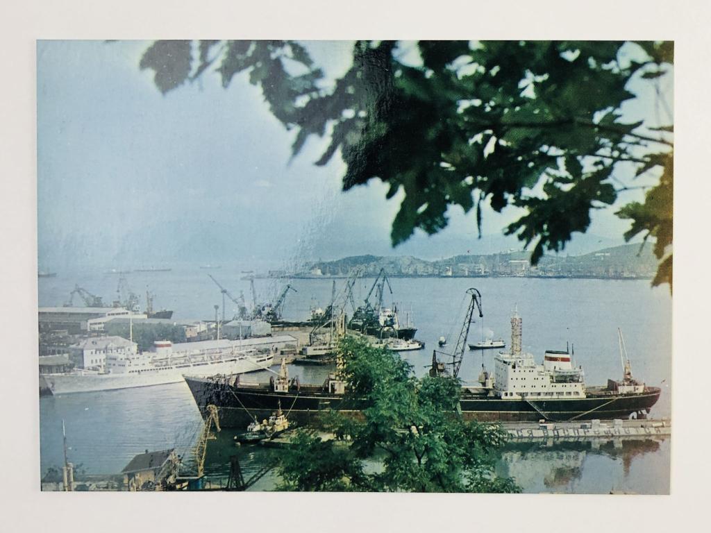 Приморье. Морской порт в Находке. Открытка. 1990-1998