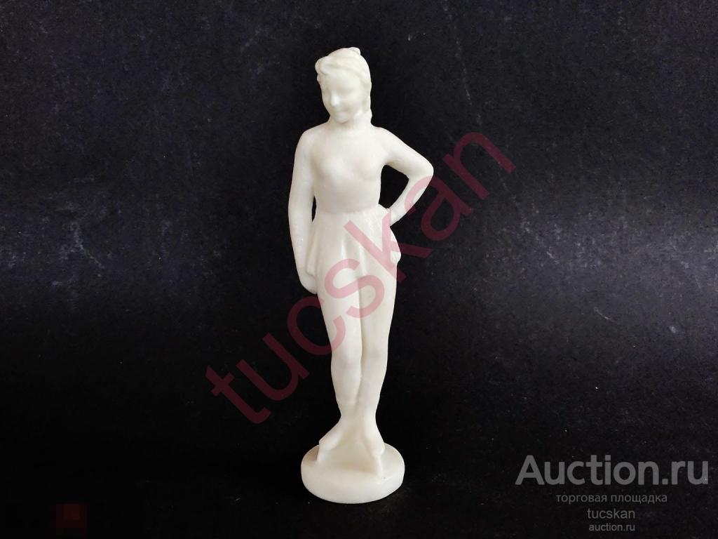 Сувенир СССР Девушка фигуристка ФХИ полимер с ценой №2 