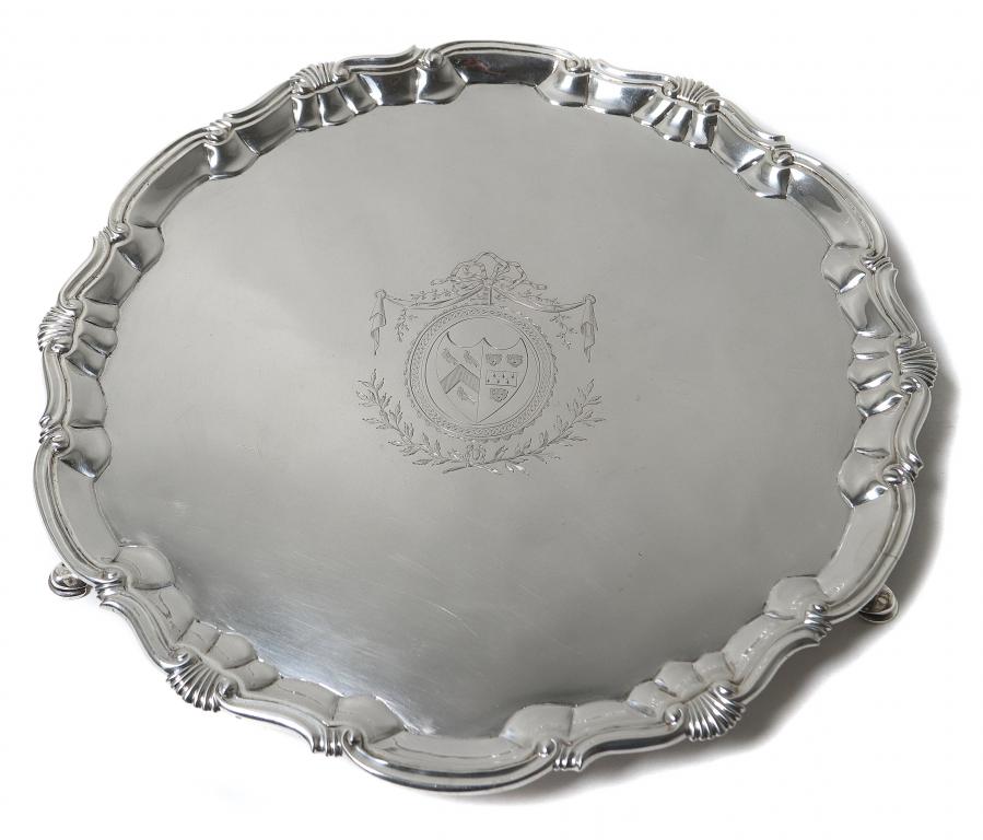 Серебряный круглый поднос на ножках. Англия, 1750 год.