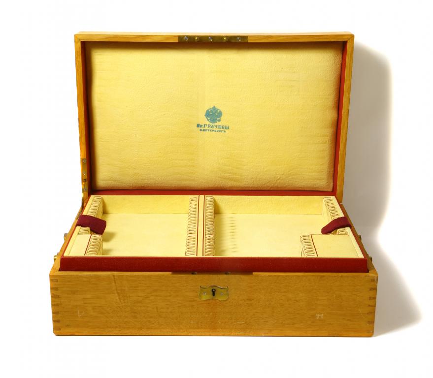 Деревянная коробка для столовых приборов, 84 предмета.