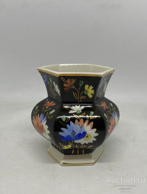 Вербилки. Вазочка шестигранная. Цветы на чёрном