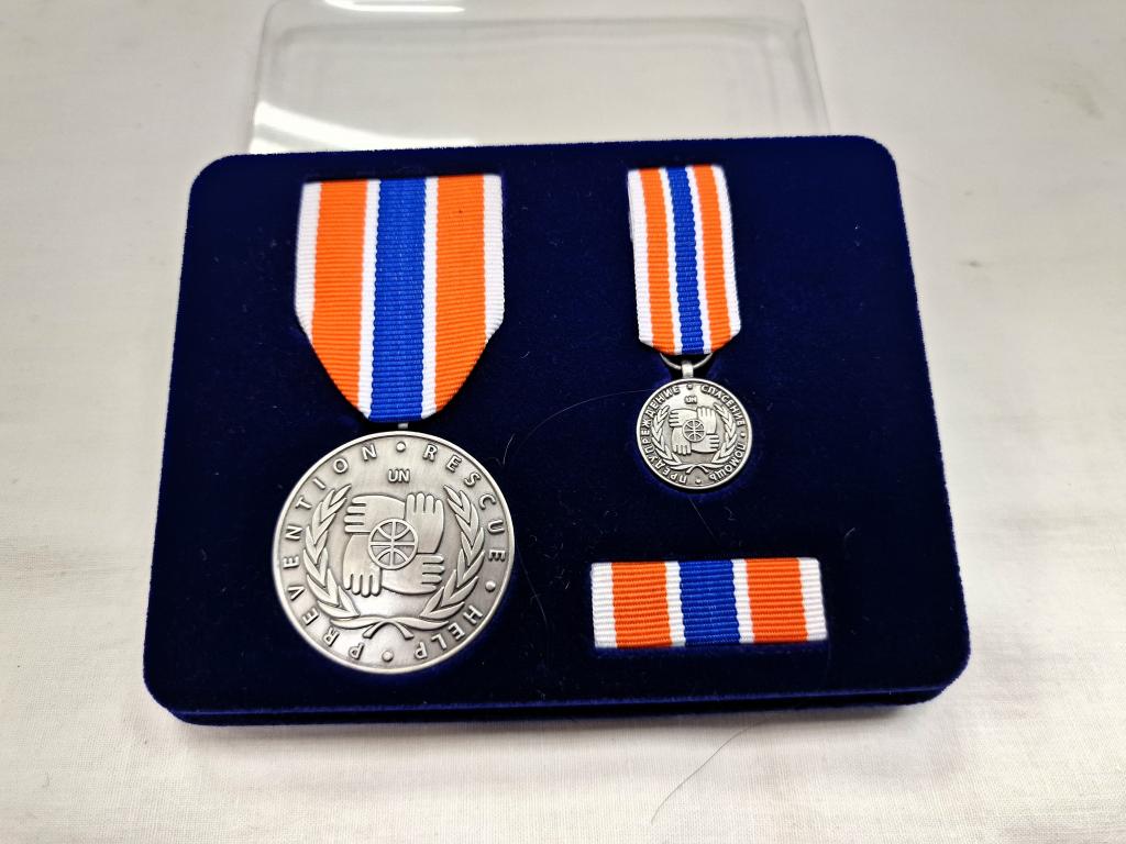 МЕДАЛЬ «УЧАСТНИКУ ЧРЕЗВЫЧАЙНЫХ ГУМАНИТАРНЫХ ОПЕРАЦИЙ» КОМПЛЕКТ С ФРАЧНИКОМ И КОЛОДКОЙ ОРИГИНАЛ