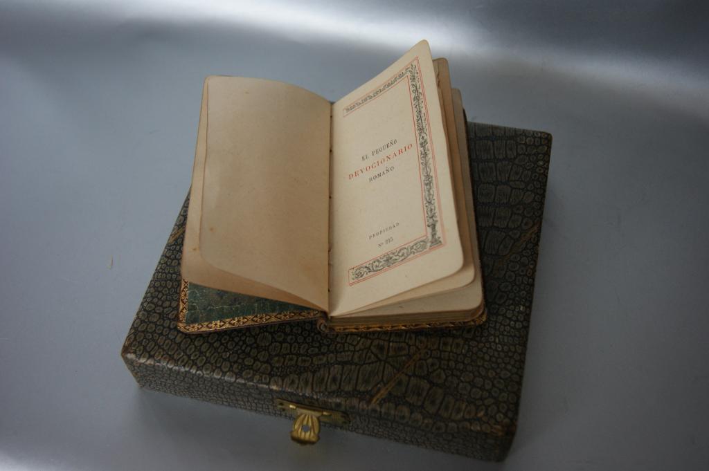 Старинная церковная книга Devocionario Католичечких богослужений в коробочке 19в.