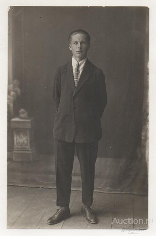 1932 г. Краснодар. Студийное фото с интересным фоном на полотне.