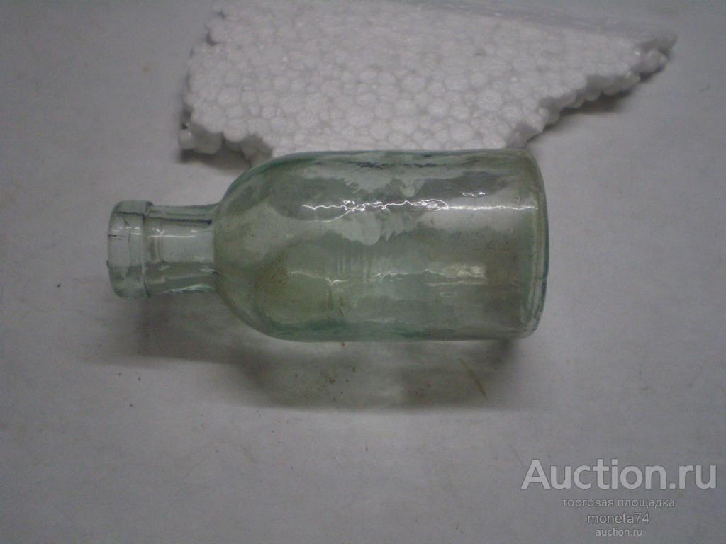 Стеклянная маленькая старинная бутылка. Высота 7,6 см.
