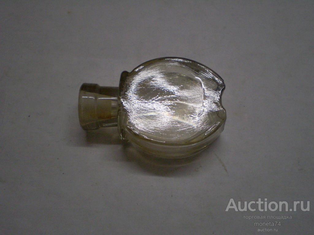 Стеклянная маленькая старинная бутылка. Высота 5,7 см.