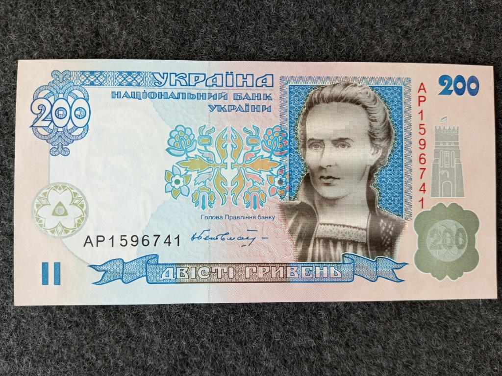 Украина 200 гривен 2001 год пресс UNC Подпись Гетьман Серия АР (a-683)