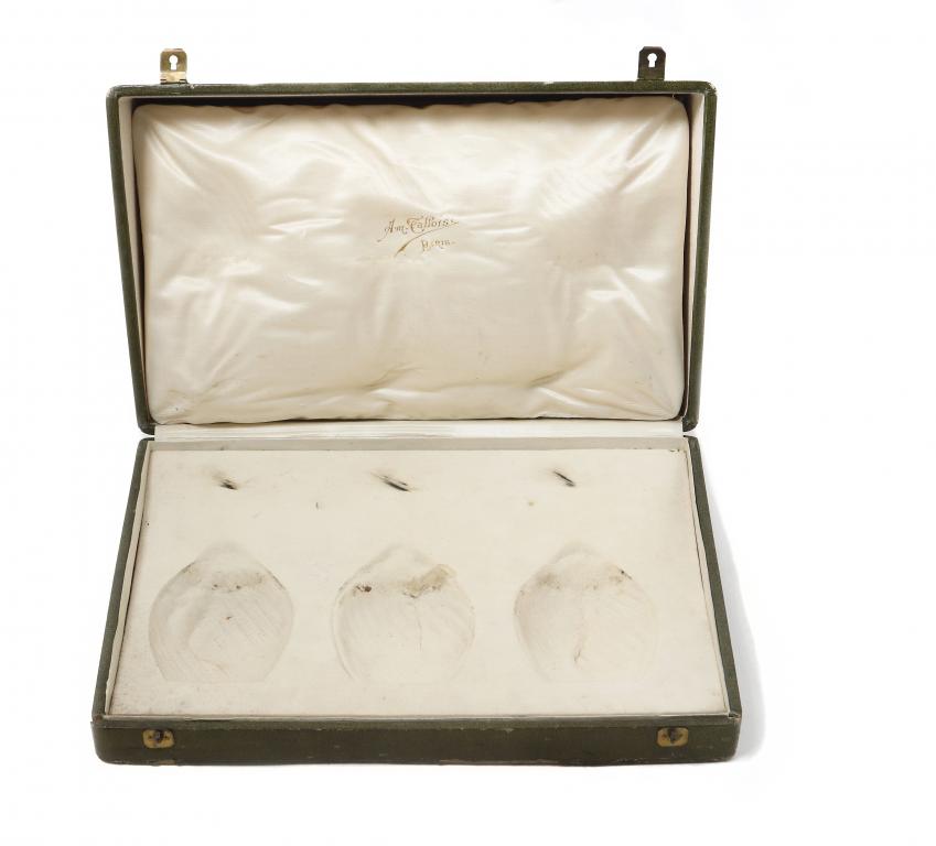 Коробка с ложементом для трех графинов.  Франция, 19 век.