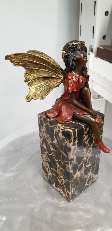 Фея леса сидит 733. Девочка. Дюймовочка. Венская бронза.